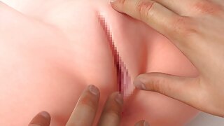 मॅजेस्टिक ब्रुनेट टीन सुझी पिंक सर्व गुलाबी कपड्यांमध्ये आहे. ती तिचे सुंदर शरीर दाखवते आणि फॅन्सी डिल्डोने स्वतःला बँग करते.