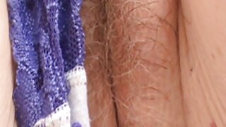 मेगा बस्टी ब्रूनेट मिल्फ़ हार्ड पोल रिव्हर्सवर हॉप्स करते आणि तिचे मोठे नकली स्तन वेड्यासारखे उसळते. मग ती गुदद्वाराच्या छिद्रात बोटाने समोरासमोर त्याच्या डिकवर फिरते.