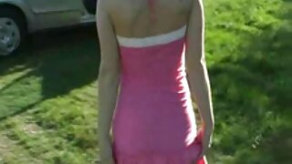भव्य सोनेरी ओरिएंटल बेब मिया लेलानी तिच्या स्टडच्या मोठ्या लंडाला तोंडाने पॉलिश करण्यापूर्वी तिचे मोठे बनावट स्तन दाखवते.